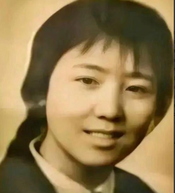 1972年，泥瓦匠张复生娶了城里的女知青，晚上睡觉他发现妻子的腰变粗了，他以为妻