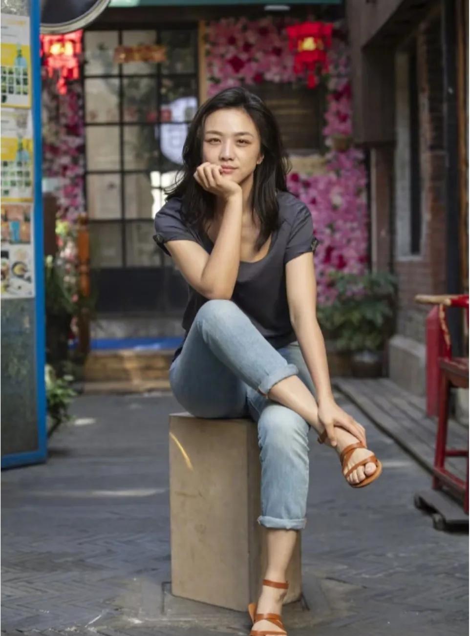 汤唯，这脚丫子给颜值拉分了。