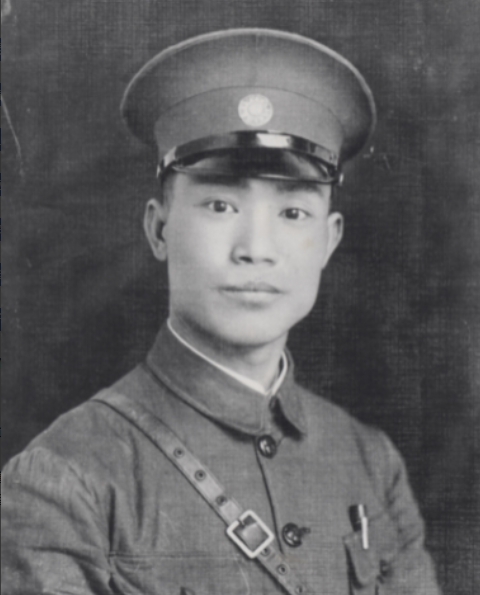 1925年，陈诚回家，妻子想与他同房，谁知刚上床就被陈诚一脚踢开，妻子心寒不已，