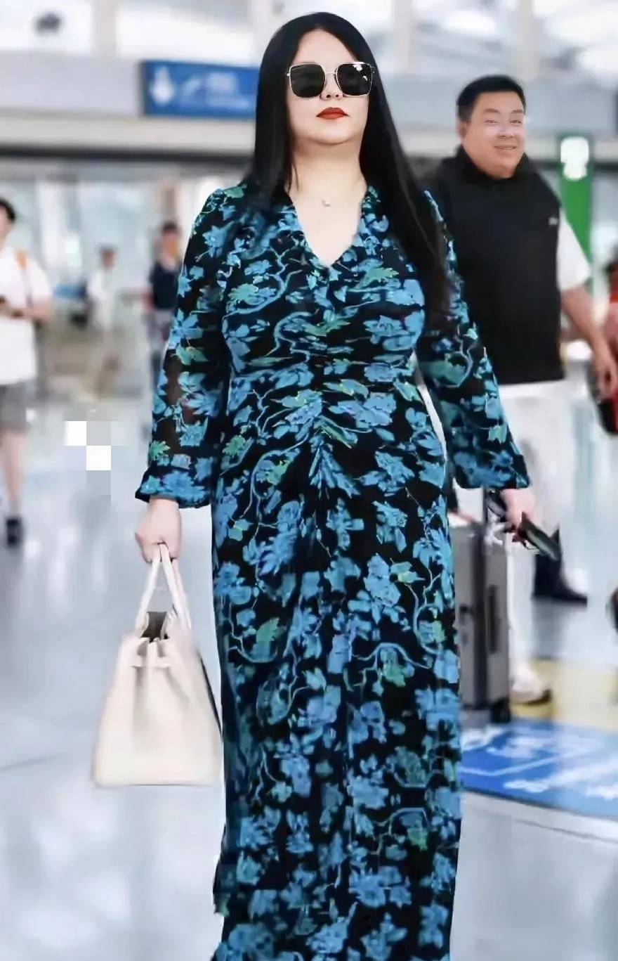 这就是杨贵妃本尊！
什么叫不怒自威，什么叫雍容华贵？
看李湘就知道了，大鹏应该请