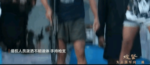 菲律宾人先掏出了枪，以为能吓唬住中国海警，没想到中国海警看到菲律宾人掏枪，立马就