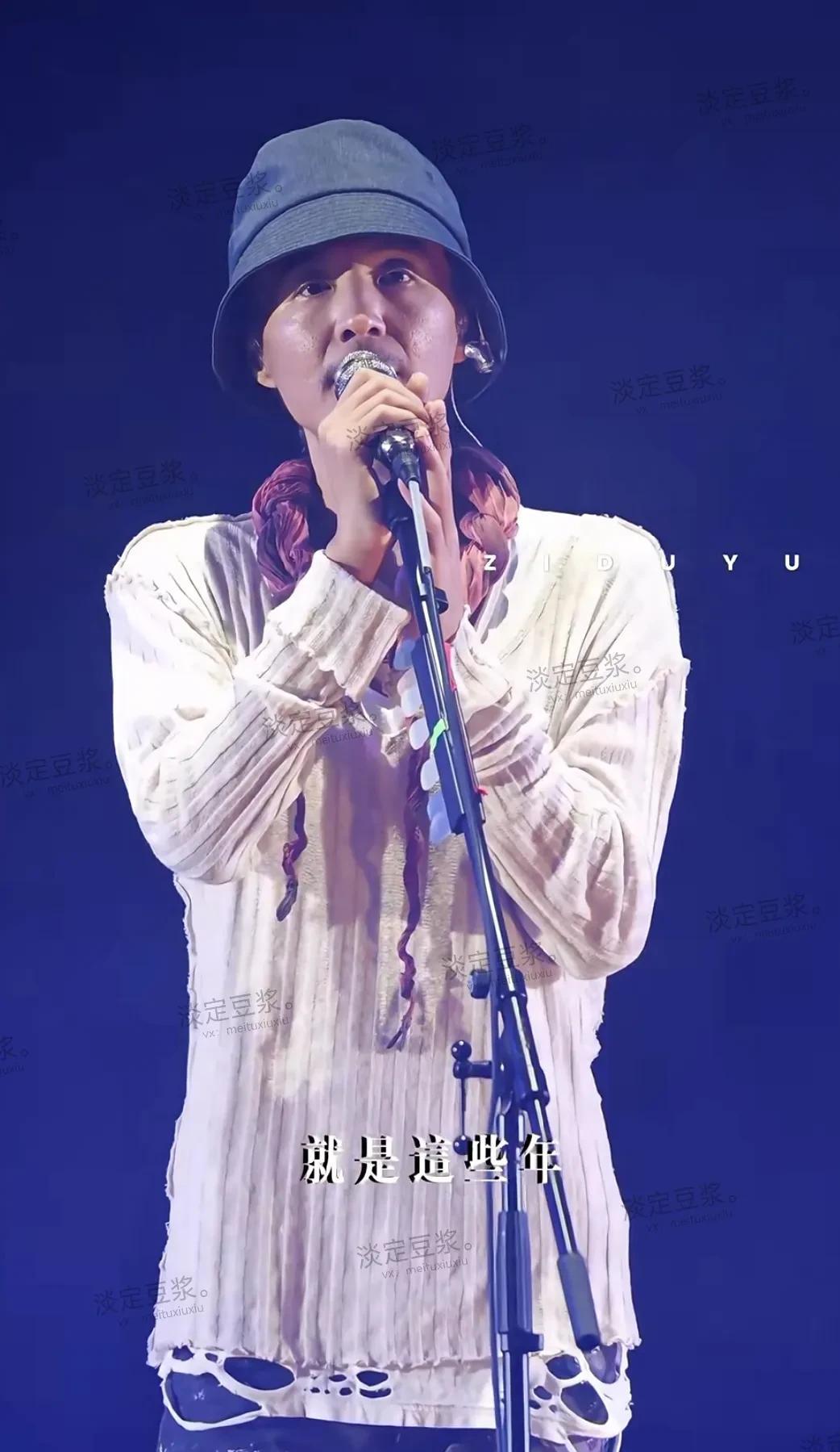 总感觉他和别人不一样，“怪怪”的，一直觉得他有些自闭还有些忧郁，也不会说啥，语言