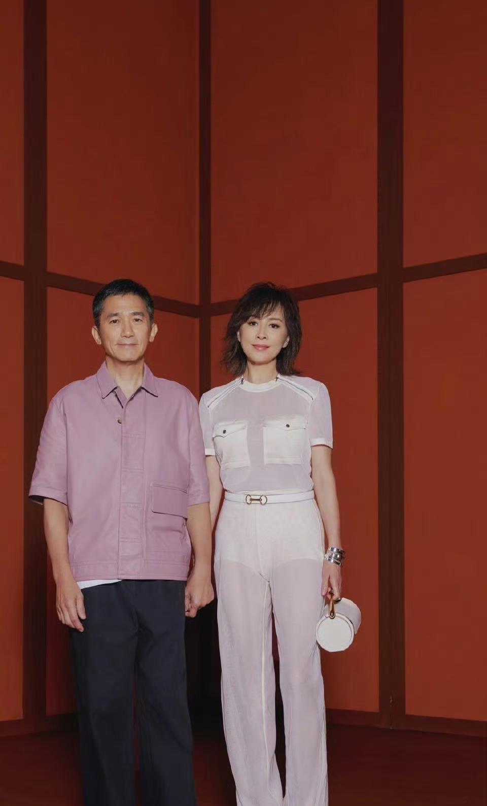 梁朝伟：达令……人太多了，我有点紧张。
刘嘉玲：怕什么？有我在呢。
梁朝伟：还是
