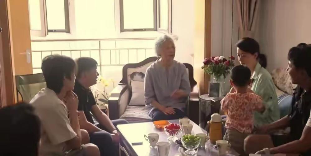 84岁严敏求老师近状曝光，满头白发皱纹很慈祥，老伴去世后住进养老院……
端午节刘