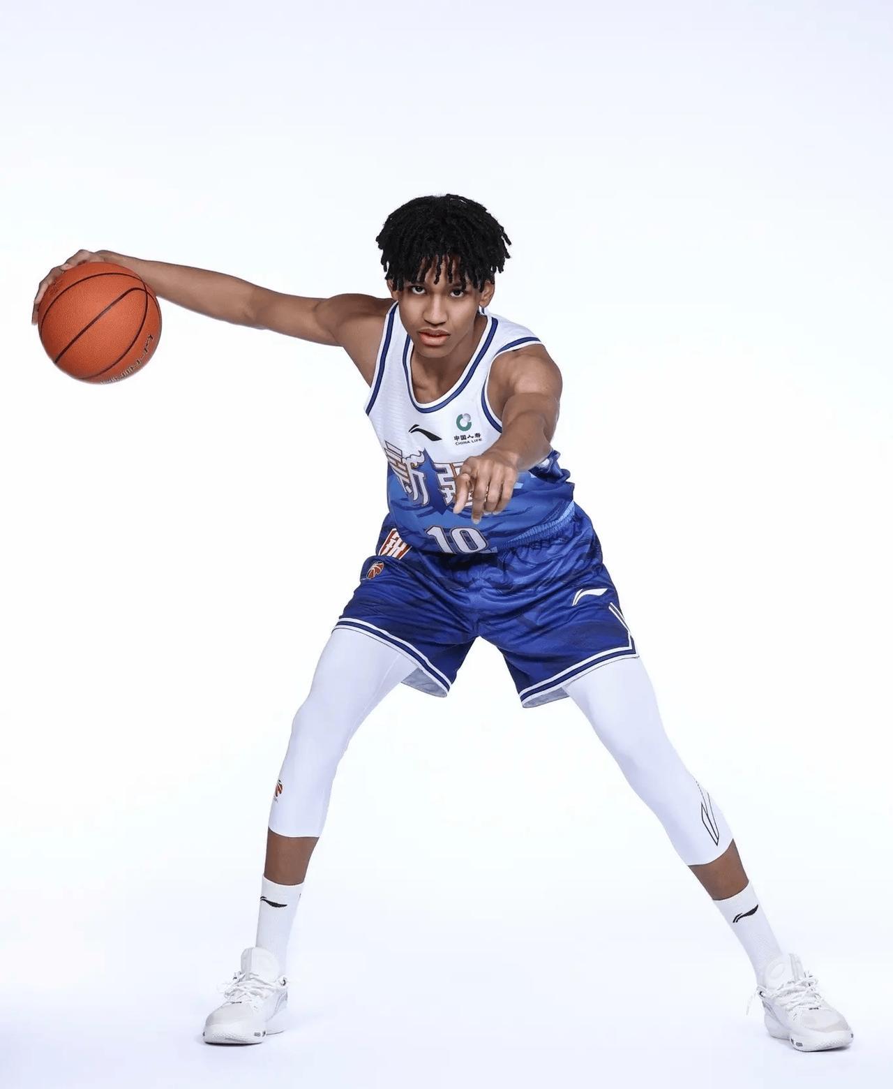 Cba也有自己的八村垒，冯傲拍摄了定妆照，并且表示太吵，说实话，随着越来越多的黑