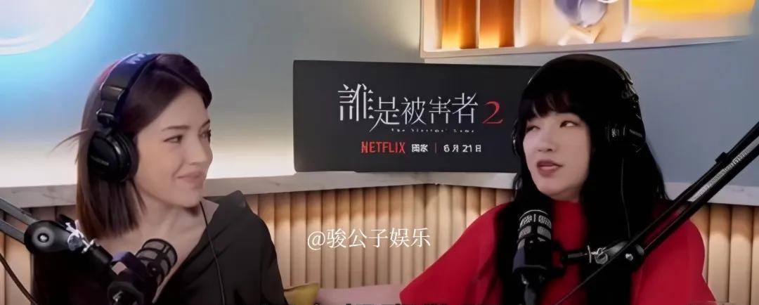 许玮甯在访谈中分享了她与邱泽的婚后生活，提到两人会手牵手一起散步，而且都喜欢做菜