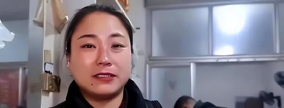 扶弟魔天花板！安徽滁州，一33岁的女子辛苦经营了12年的烧饼摊，省吃俭用将攒下的