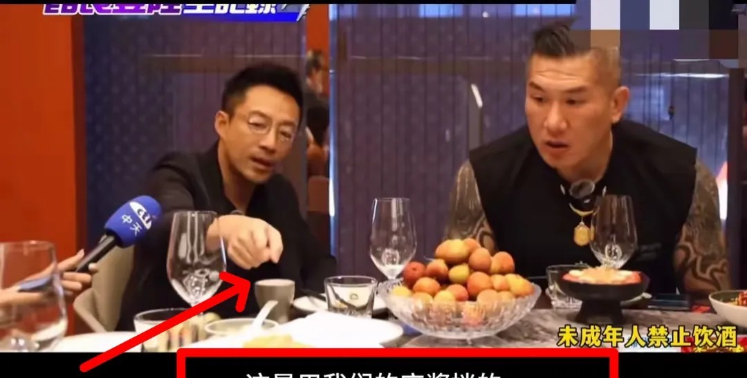 小菲哥这一招太高明了，不得不佩服

他热情招待网红“馆长”陈之汉一行人


