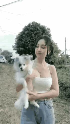 她为什么要拿鞋子扔他，他对她做了什么了？没看明白是怎么回事啊！[捂脸][笑哭]