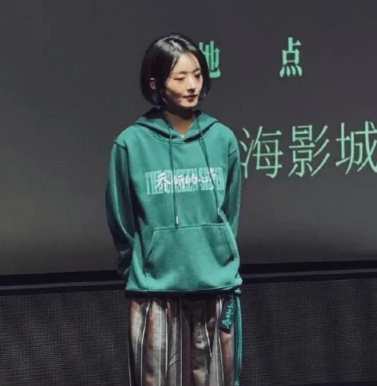 赵丽颖这张照片太幻灭了，纯纯乡土气息，穿搭如农村大嫂，个子不高面色暗沉，脸颊凹陷