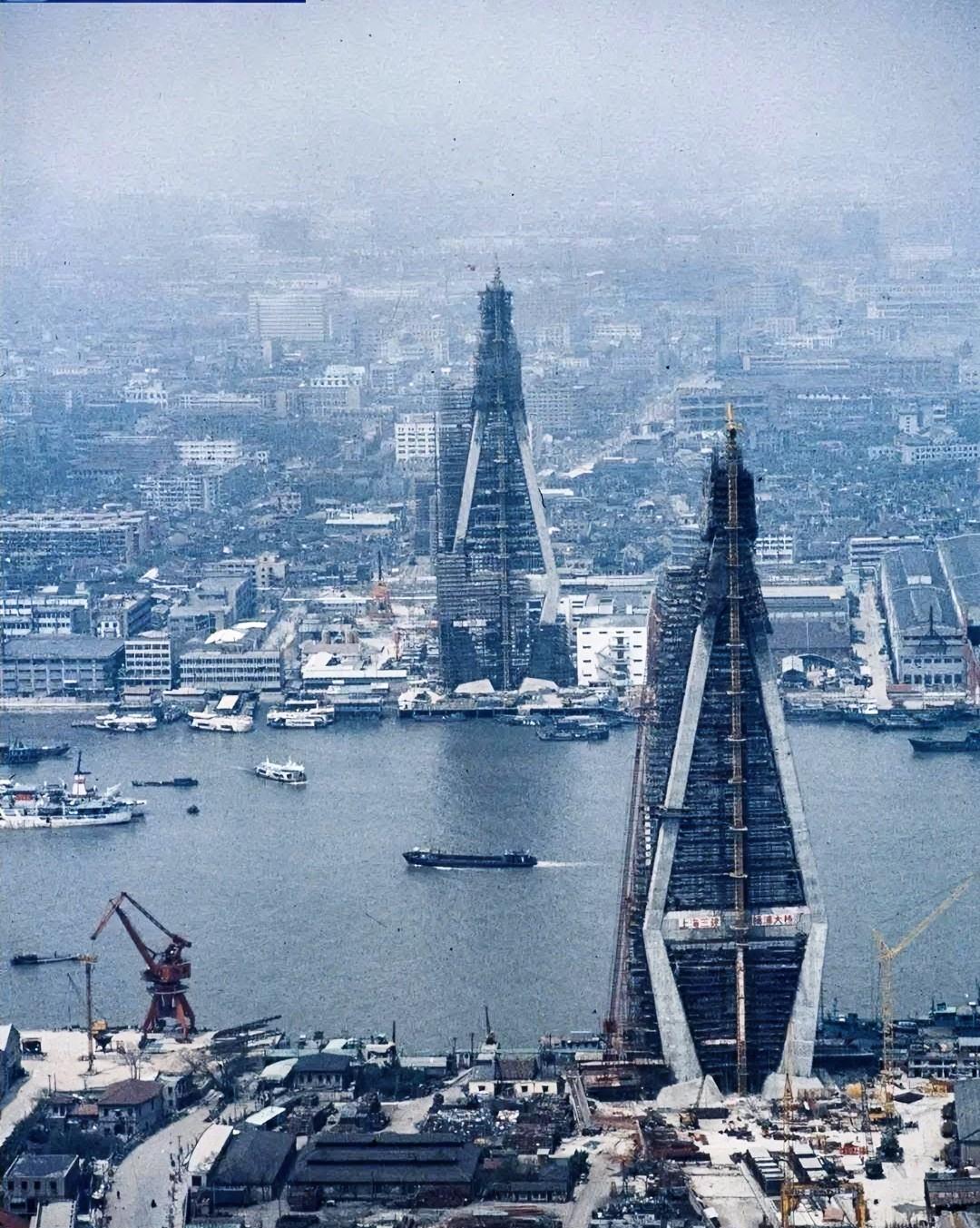 1992年 | 建设中的上海杨浦大桥
位于上海市杨浦区与浦东新区之间的黄浦江上，