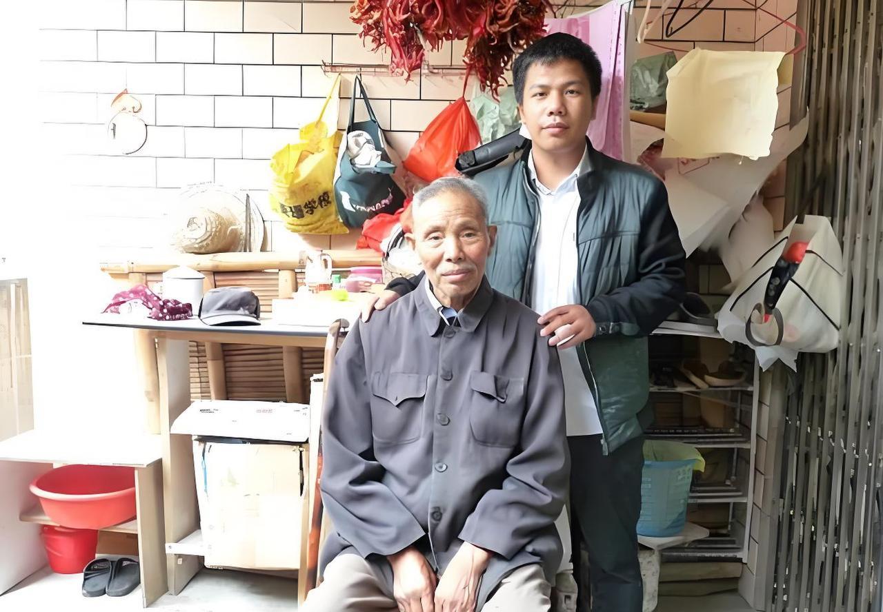 2003年，贵州，一男子掉进河里，被60岁老汉搭救。为报恩，男子常去照顾老汉，俩