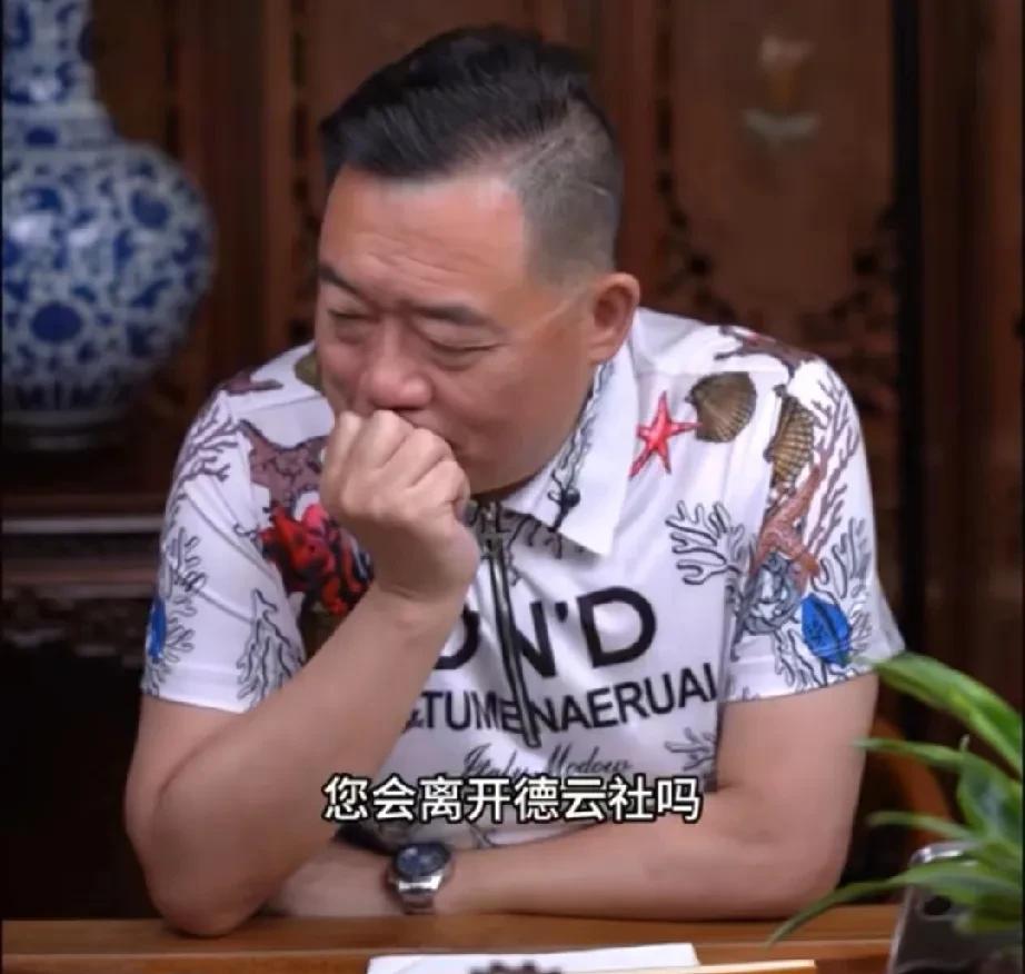 郑好老师更新视频了。主持人问他你现在直播火了，以后会不会跟郭德纲的理念不一致，以