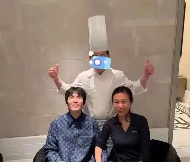 萧敬腾林有慧在上海吃铁板烧，素颜状态暗沉，穿衣尴尬，却很性感
，