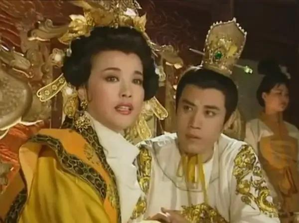 684年，武则天赐儿子李贤一杯酒。李贤接过，竟仰天狂笑:“母后最牵挂的终究是我啊