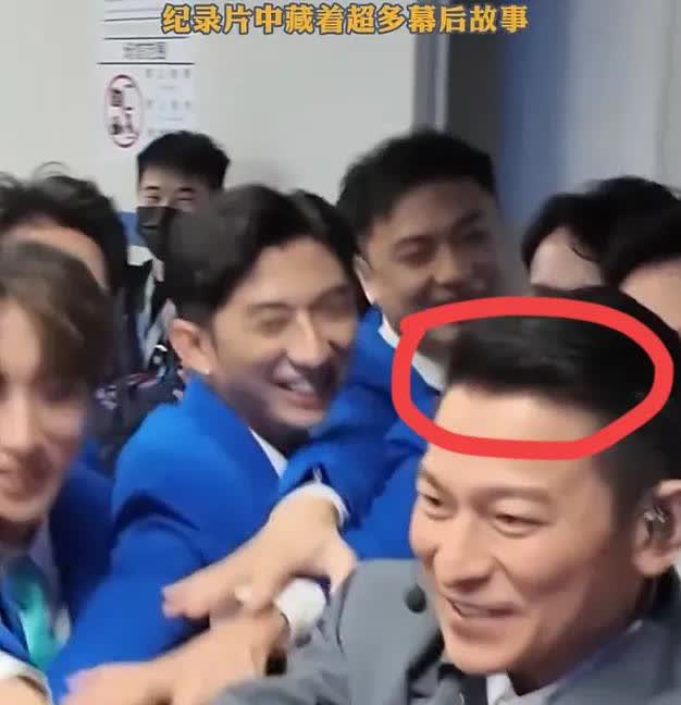 刘德华呀
实在不行就退圈吧
网友都看不下去了，你都 63 岁啦
还这般拼命