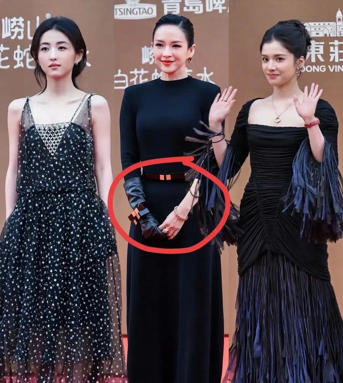 今晚的章子怡又给内娱的女明星上了一课！华表奖红毯上她以全黑礼服搭配长手套亮相，冷