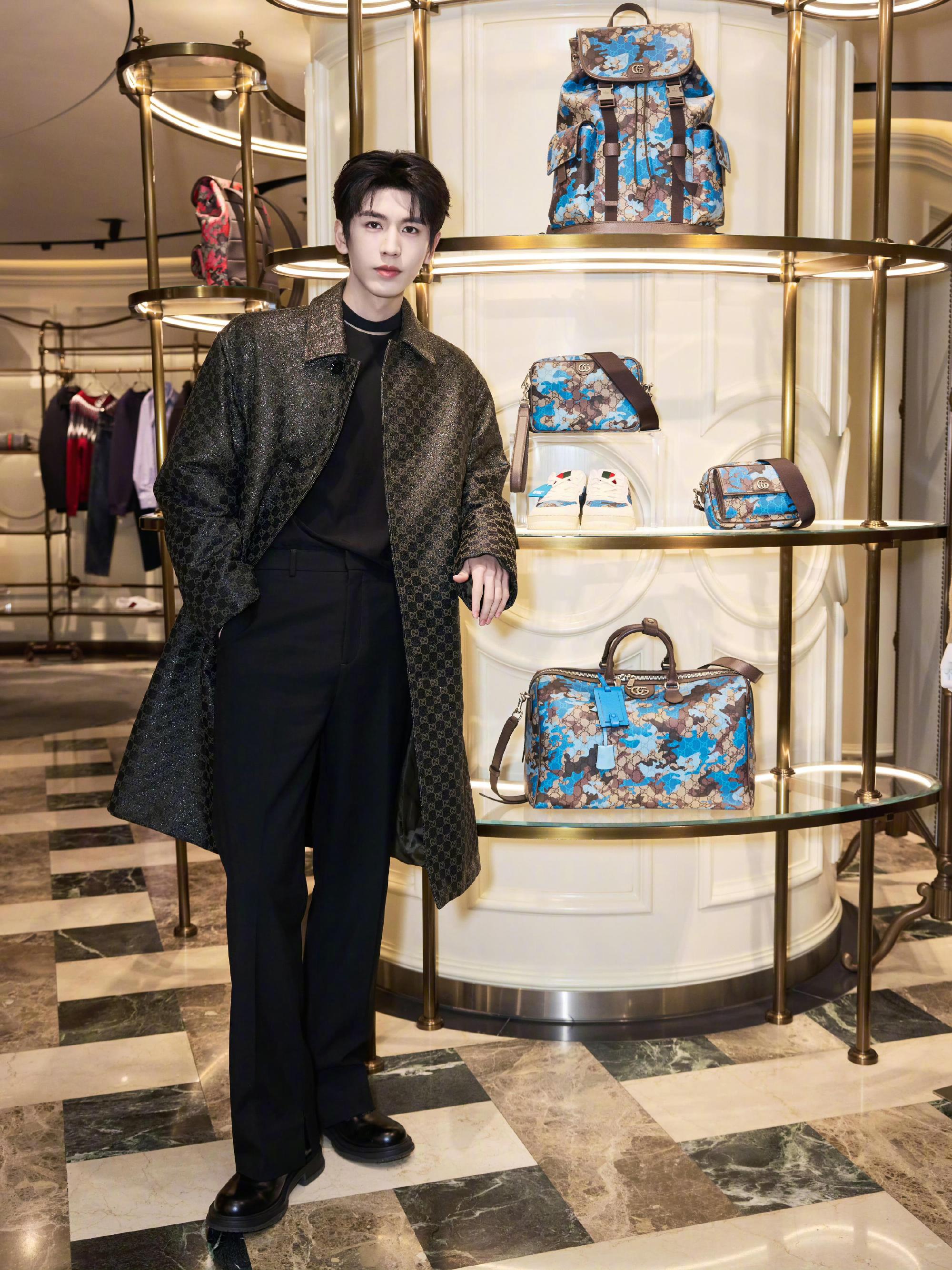 张凌赫出席Gucci品牌活动造型，上身Gucci全logo印花皮质大衣，搭配半高