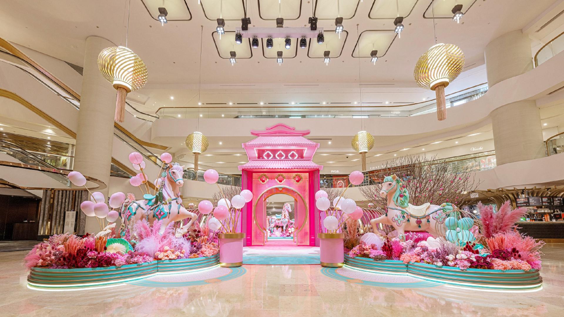 「骏马星驰 锦簇而至」 太古广场及星街小区 刺绣骏马昂首阔步迎马年