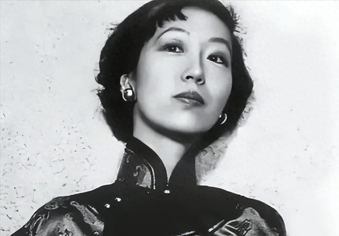 1956年，36岁张爱玲吃下堕胎药，在床上痛得直打滚。突然，孩子掉出来，她长舒一