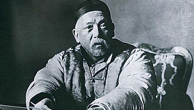据袁世凯贴身侍卫陶树德回忆：袁世凯每天5点起床后，先喝鸡汤、牛肉汤开胃；7点左右