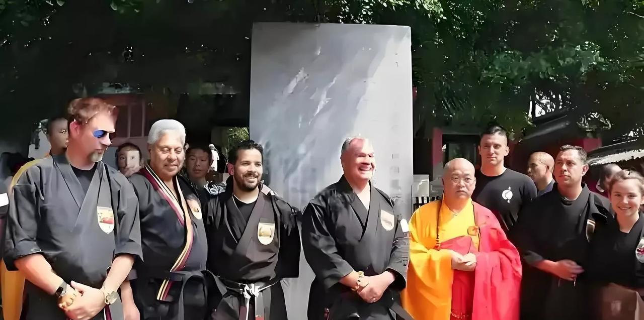 刚才有朋友说：作为一名佛教徒，释永信也许是不合格的，但作为少林寺的一名管理者，释