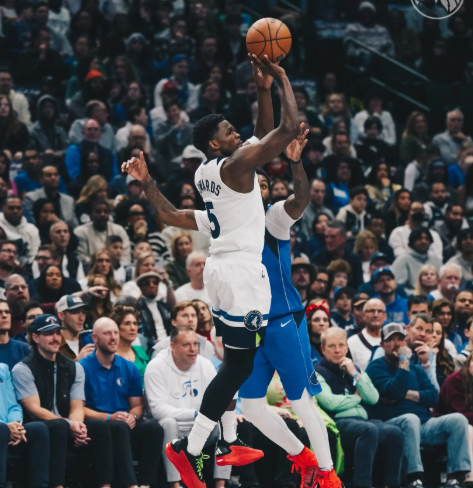 爱德华兹打火箭场均32分，战绩3胜1负。下赛季火箭能不能打赢森林狼还是一回事，阿