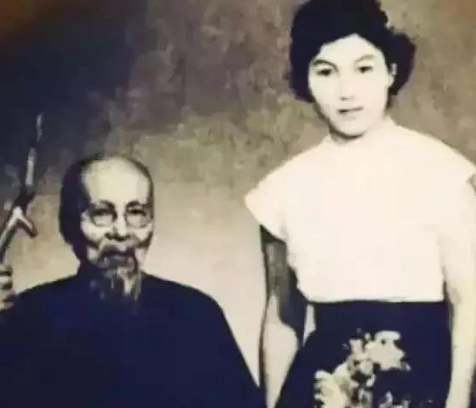 刚到北京那会儿，齐白石的画还卖不上大价钱，日子过得清苦。这时候，18岁的胡宝珠出