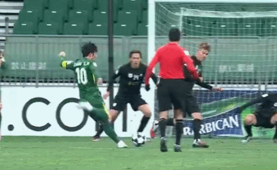 张稀哲怒射踢高，北京国安跟麦克阿瑟半场一球未进。