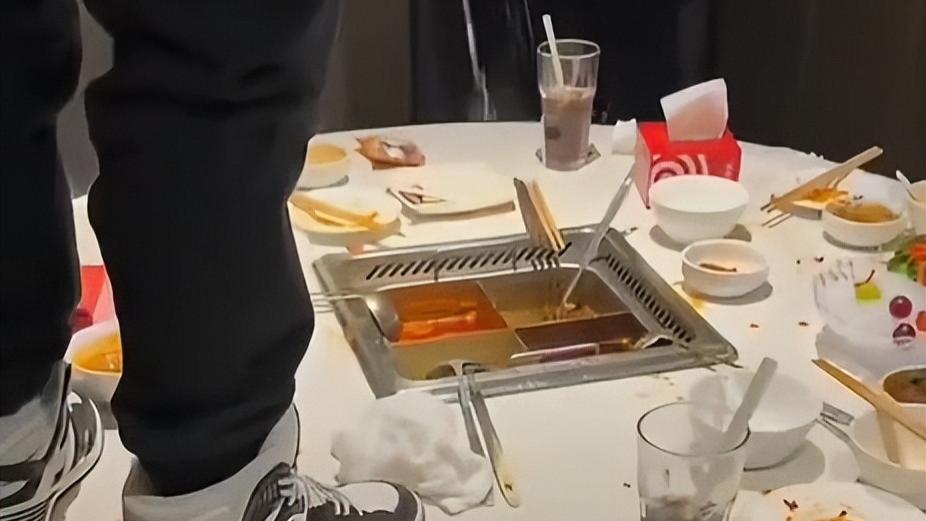 上海海底捞“小便门”事件后续：富二代嚣张行径全网哗然，品牌信任危机如何破局？