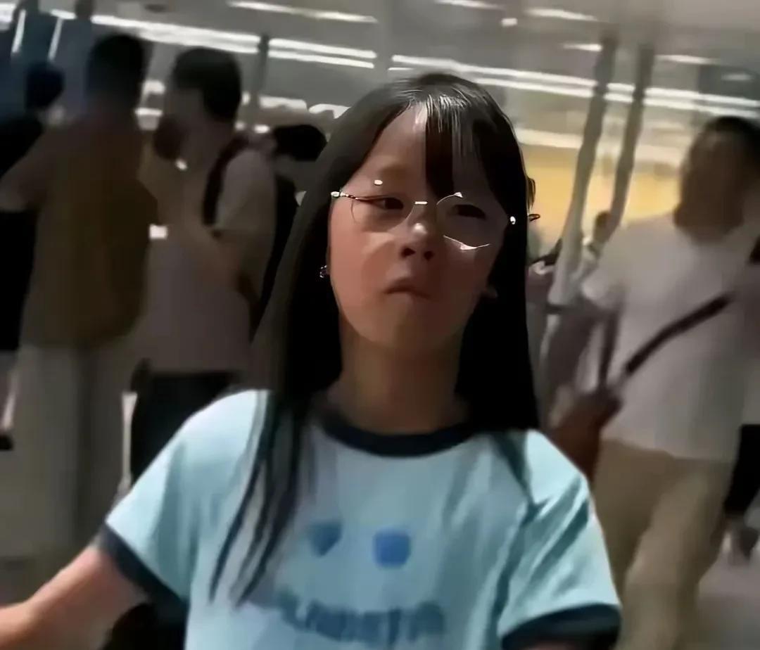伊能静女儿挺像她少女时代的，以后或许会越来越漂亮，女大十八变！[大金牙]