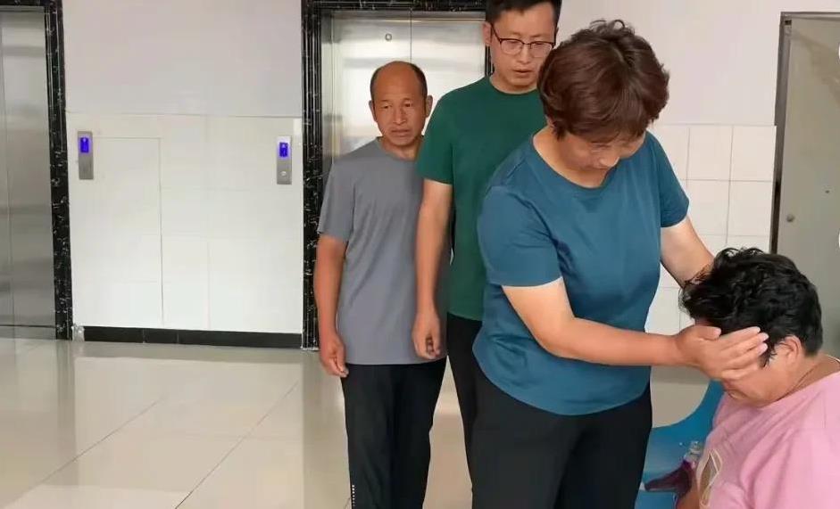 丹丹公公摔骨折了
        为啥视频里面拍出来，让人觉得一家人这么难啊。从