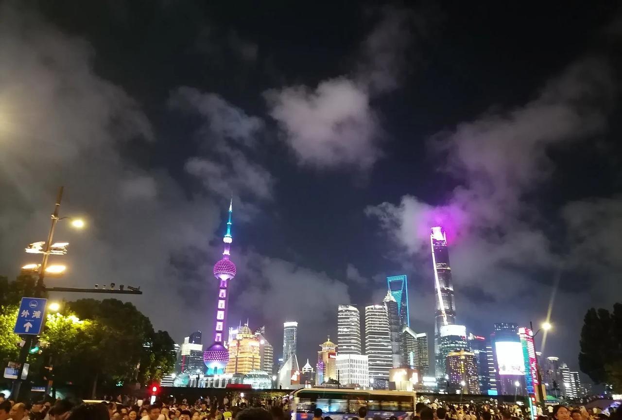昨天晚上逛完上海外滩已经有11点多了，实在是累得不轻，回到酒店就洗洗睡了，今天早