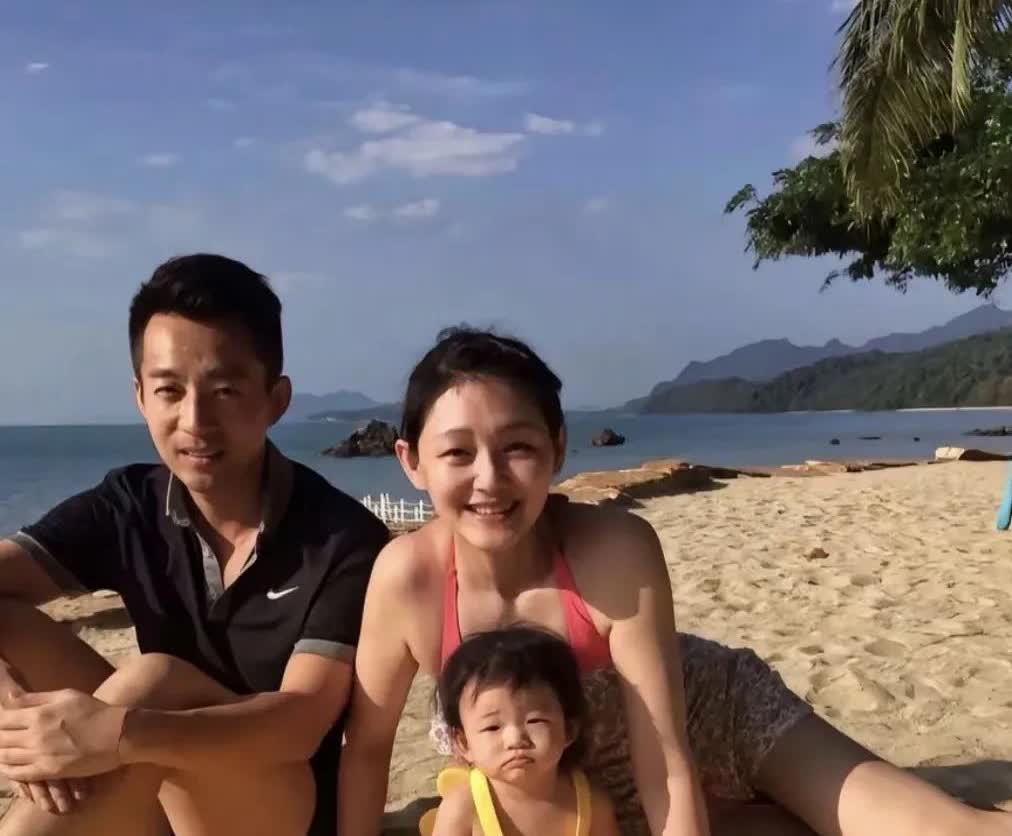 大s的人生其实挺好的啊，她长得漂亮，性格独立，年少成名，事业有成。

可以养