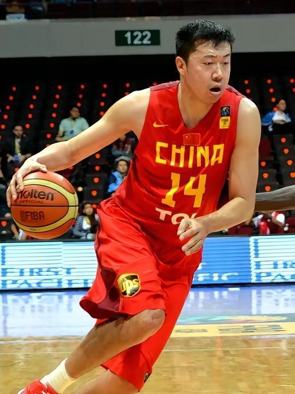 唯一不足是体能和力量差一点，在防守上有点吃亏，没办法，不可能十全十美！[祈祷]