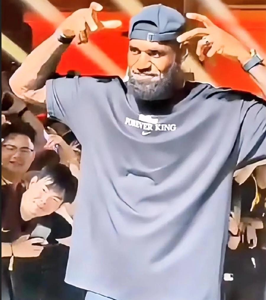 詹姆斯现场再次戴皇冠，球迷粉丝沸腾了。
在活动现场，等待主持人介绍的过程中，詹姆