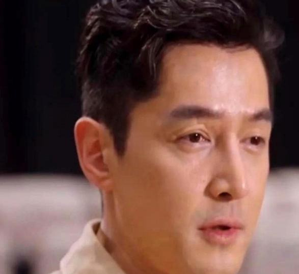 胡歌凌晨医院排队看中医











什么情况？！凌晨三点的医院，一个裹