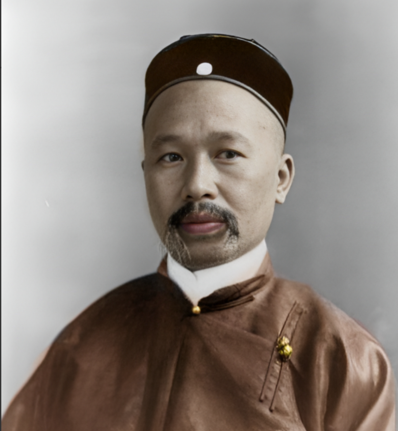 1927年，康有为正在青岛一家粤菜馆食物中毒，晚上时他夜观天象，突然独自大呼“完