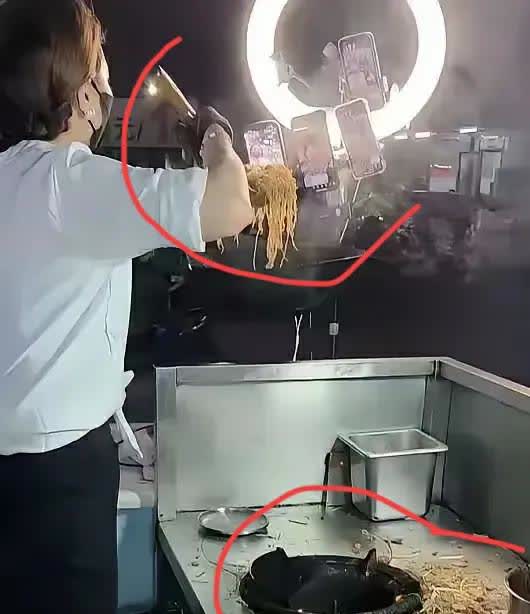 这样的卫生环境，这样刻意的为直播而直播、为流量而流量，她把消费者的利益放到首位了