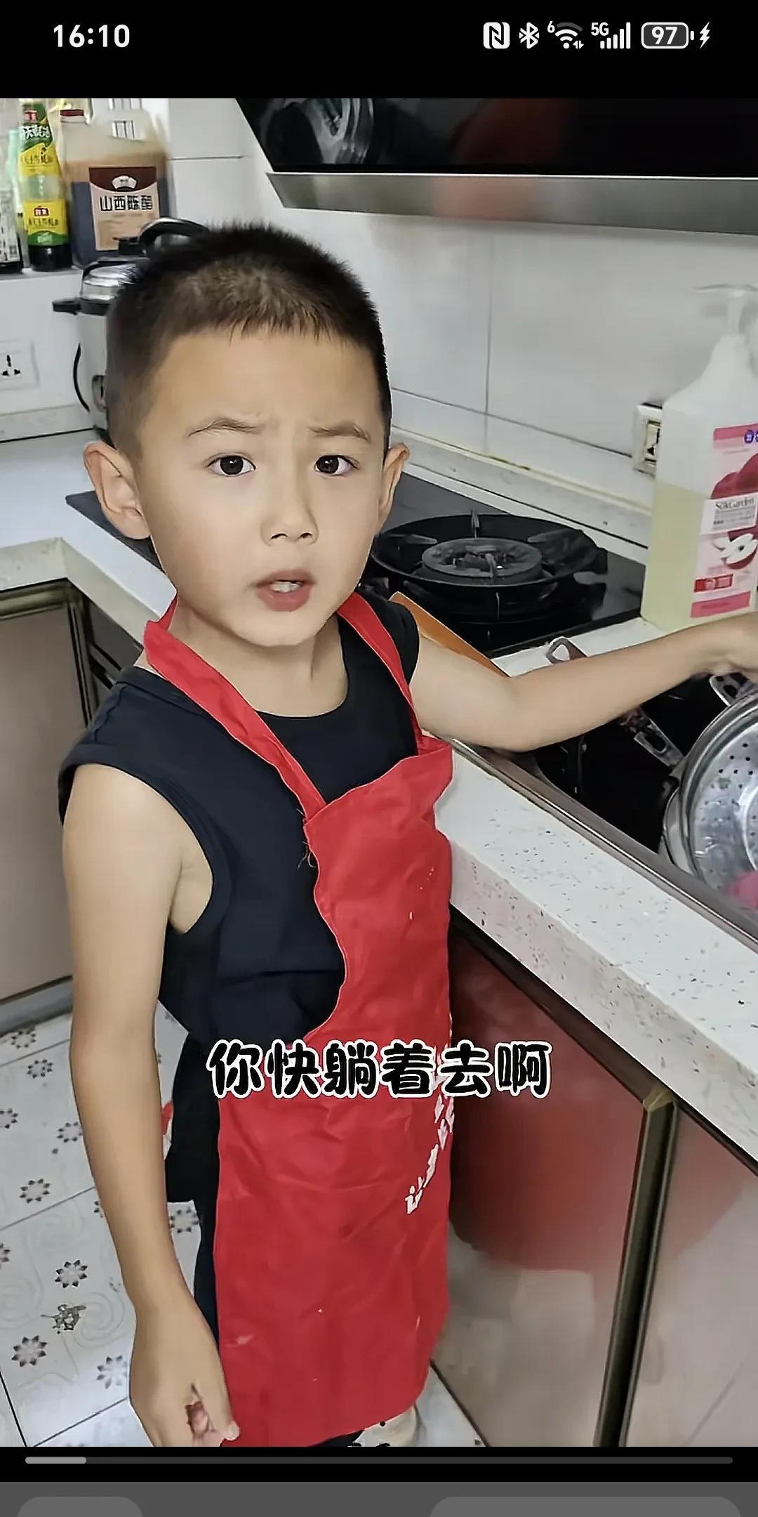 你在做啥呢？仔仔来了，妈妈，你赶快躺着去呀，你不是肚子疼吗？你在洗碗呢啊，平常都