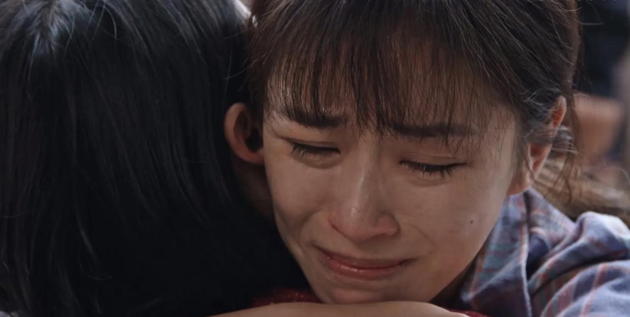 《利剑玫瑰》真没想到那个无人来接的女孩，竟被拐卖了两次。
原本，如今的父母并不是
