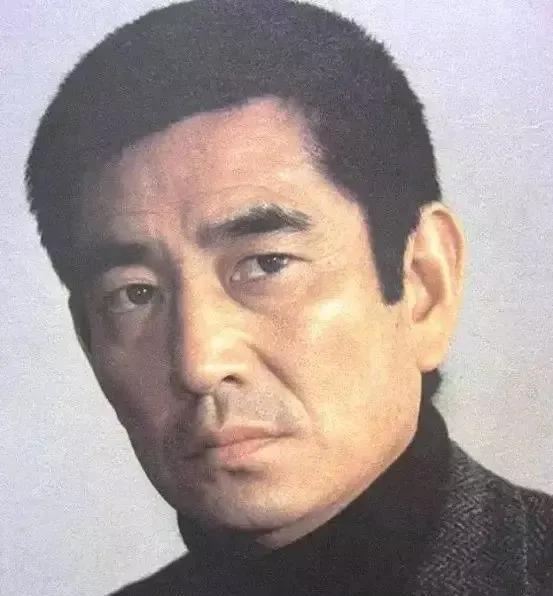 日本影视界的传奇人物，以其硬汉形象深入人心。
高仓健凭借《追捕》、《幸福的黄手帕