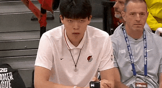 杨瀚森一身便装观战，拿着摄像机看比赛

杨瀚森不打夏季联赛比赛了，在场边很轻松观