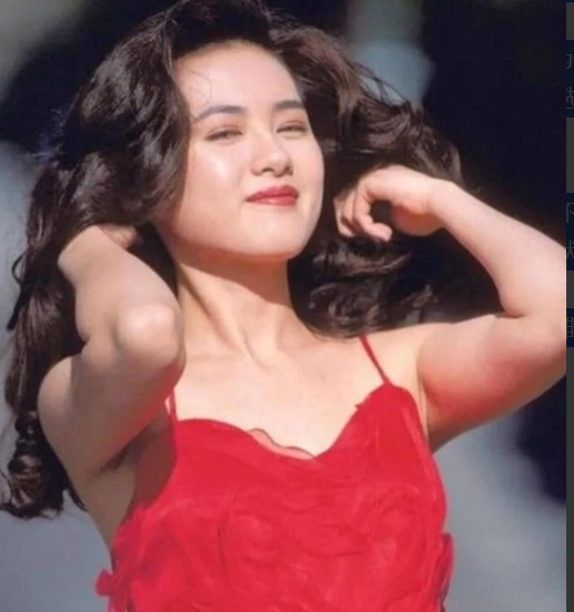 1996年，赚的盆满钵满马上就要结婚的李丽珍，因为禁不住王晶高达400万片酬的诱