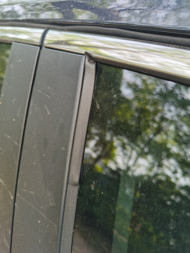 车窗玻璃胶条起皮
需要找售后换吗？