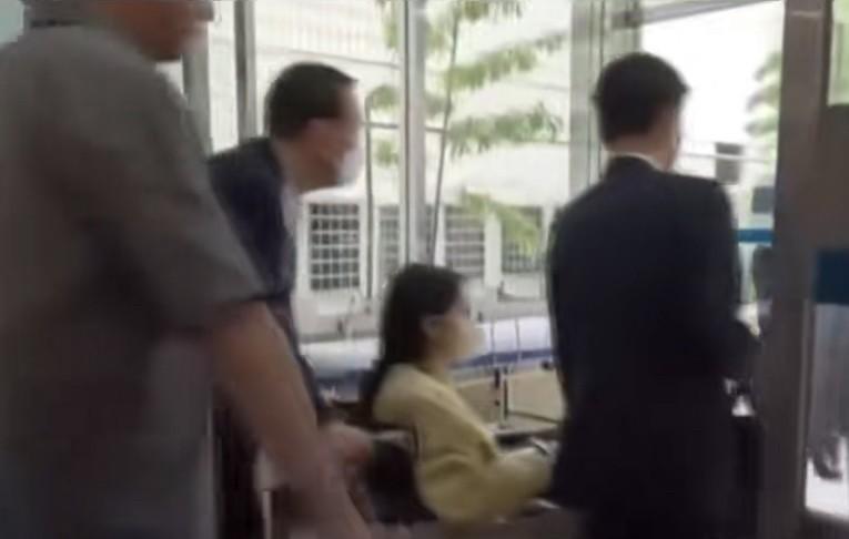 金建希是坐着轮椅被尹锡悦推出的医院，让外界看到的是行动不便，还需要在家里继续接受