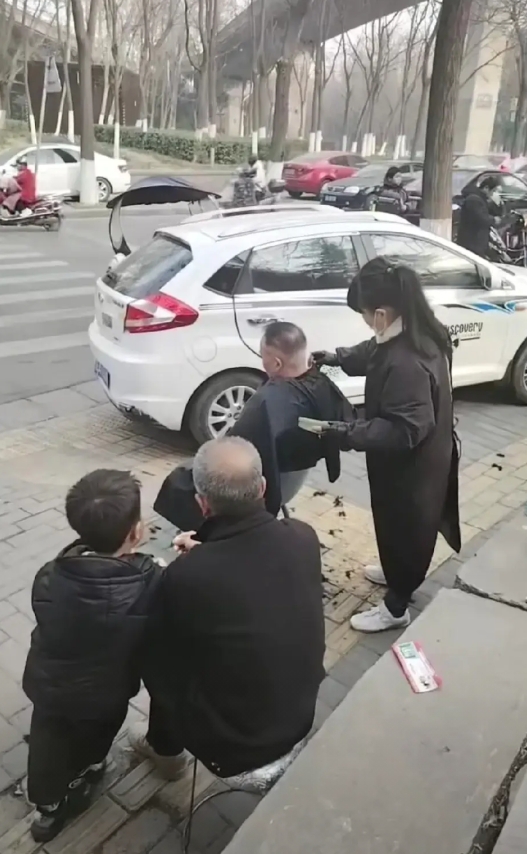 今天是二月二，我发现西安西三环桥底下这些小理发摊一个比一个忙。

都说“二月二，