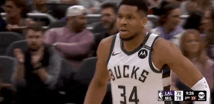 太抽象！莱恩1打0居然被盖了！
在今天NBA常规赛湖人对阵雄鹿的第三节比赛中，莱