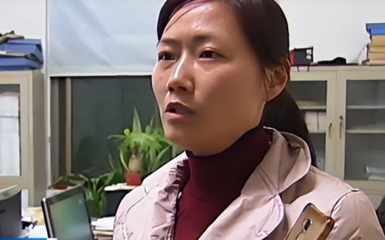 胖胖的小仙女冒名顶替当教师16年，被正主拆穿暴力打人，疯狂叫嚣“我后台硬得很！”