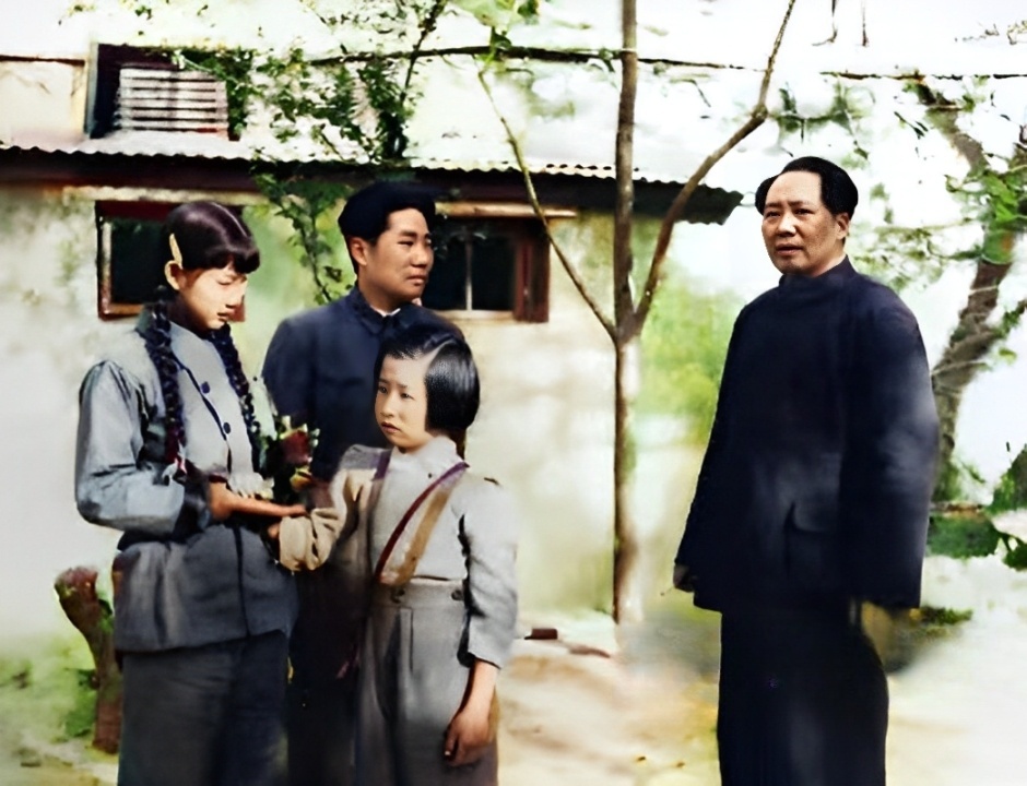 这张照片拍摄于1949年4月，当时，毛主席刚进北京城不久。他还住在香山。照片上的